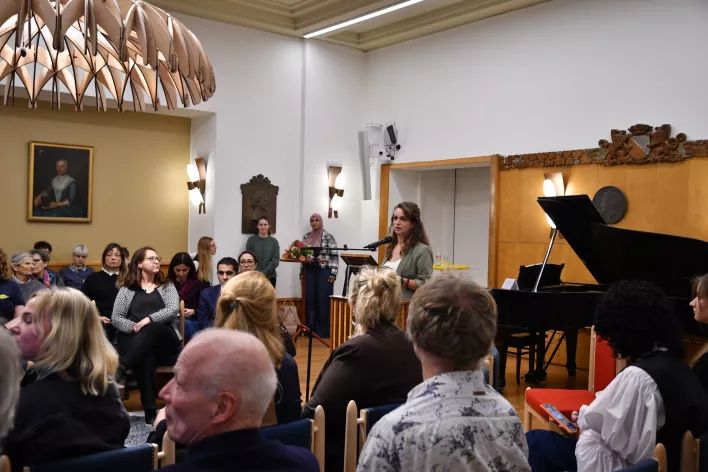 Lizzy spreekt bij de viering van het 10-jarig jubileum van Shelter City 