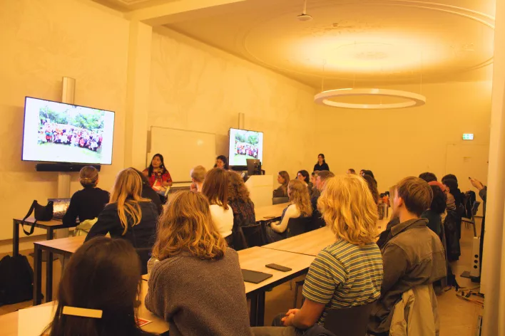 Norma tijdens de gastles aan de Universiteit Utrecht