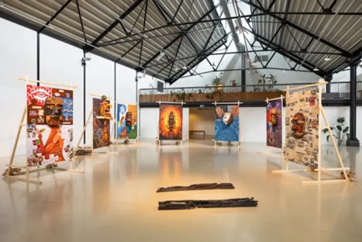 Hidden Faces of Papua (2025) door het Udeido Collectief en kunstenaar Kevin van Braak. Installatiefoto uit de tentoonstelling *Lawan!* (2025) bij Framer Framed, Amsterdam.  Foto: © Maarten Nauw / Framer Framed